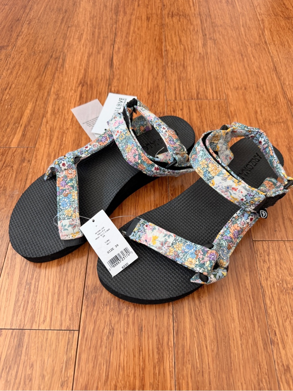 Arizona Love Liberty Print Trekky Sandals – New With Tags – Size 39 - Picture 3 of 4